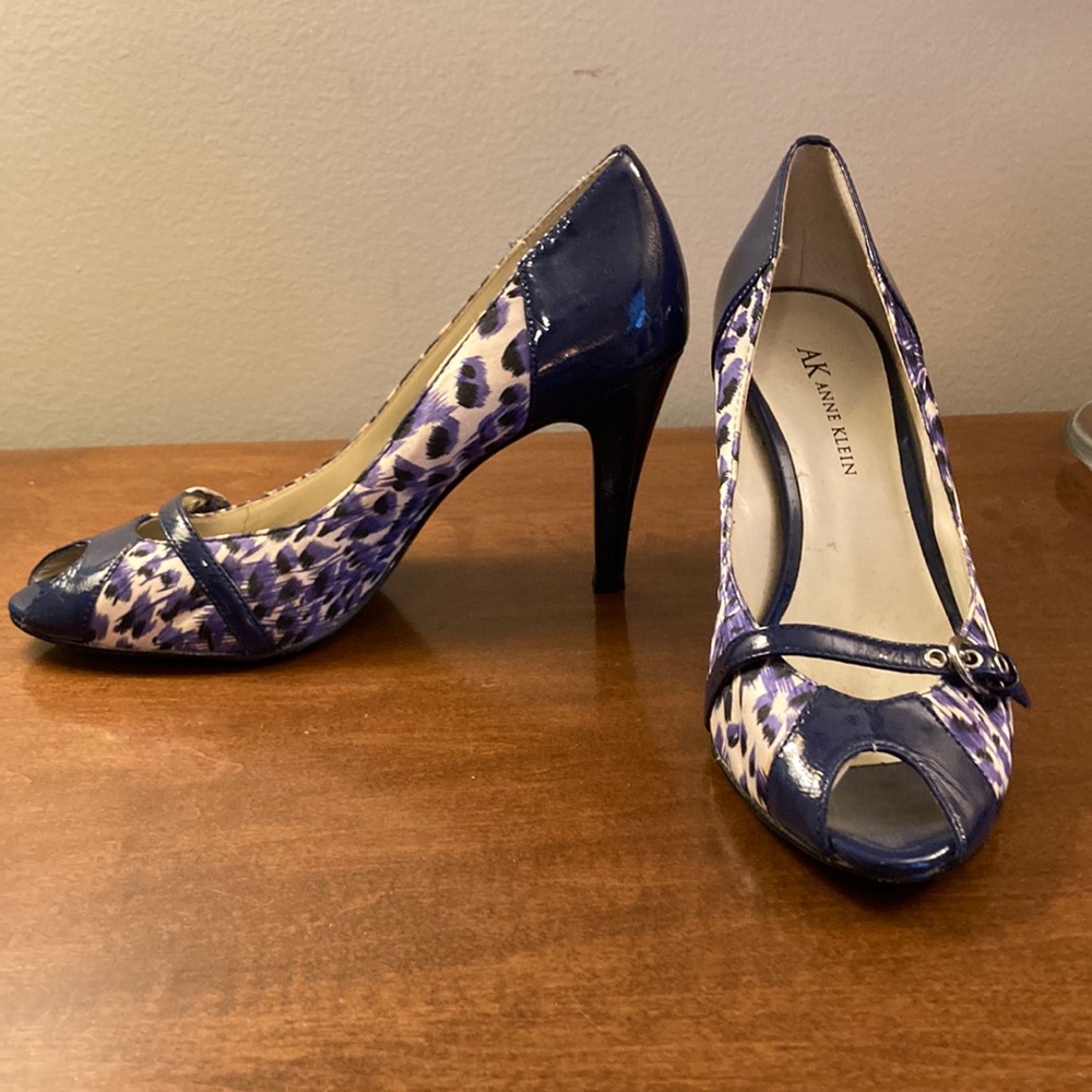 Vintage Anne Klein peacock pumps. Peep toe